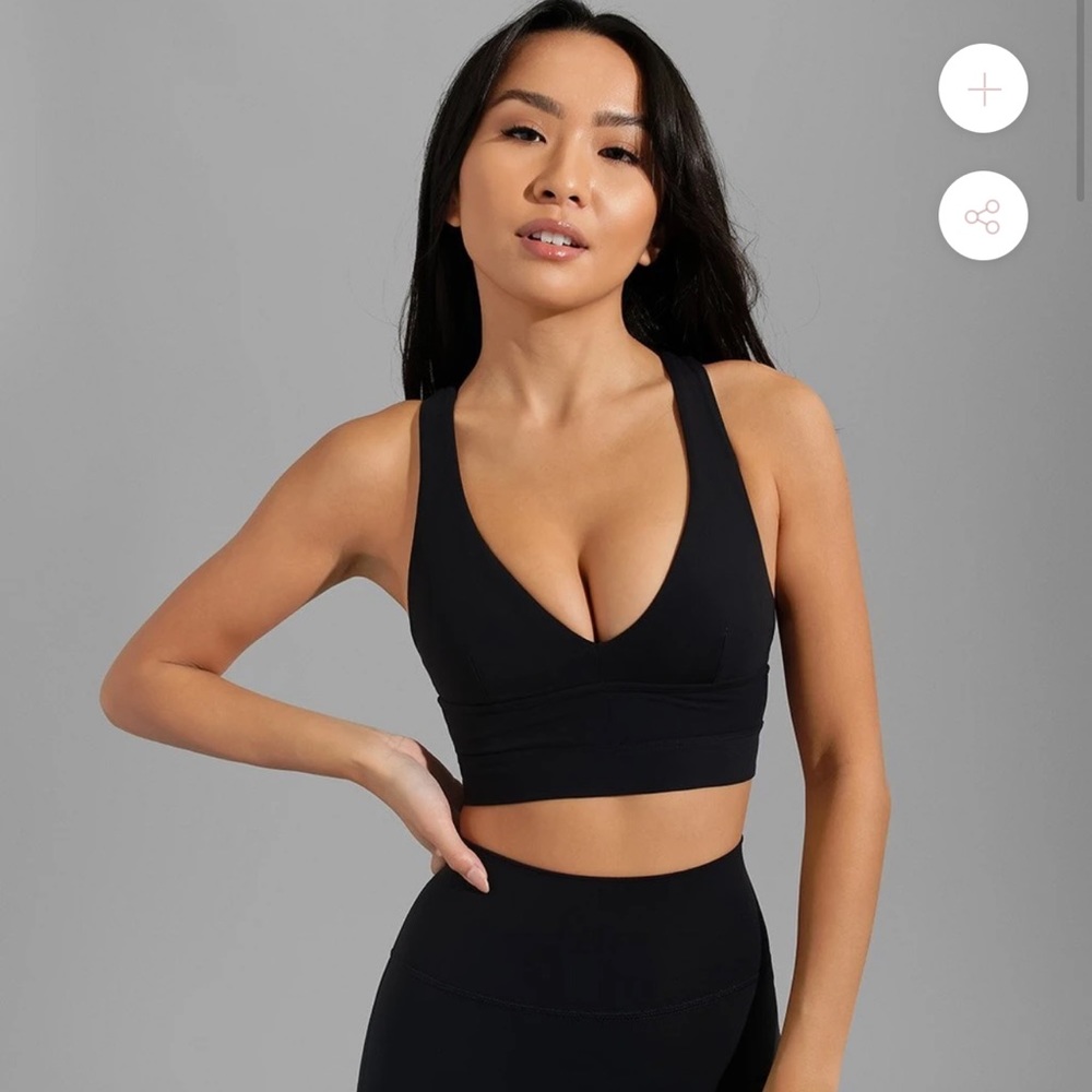 NWT. Buff Bunny. Alpha Sports Bra. M. Onyx black/black. Sold out.